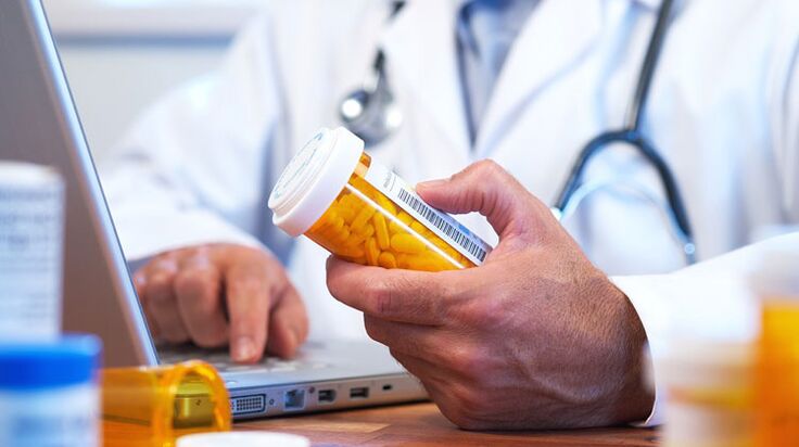 El médico le prescribe un medicamento para la prostatitis